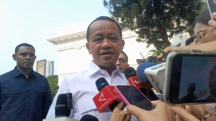 Bahlil Ungkap Tangki BBM Modifikasi Sebab Antrean BBM Subsidi di Makassar