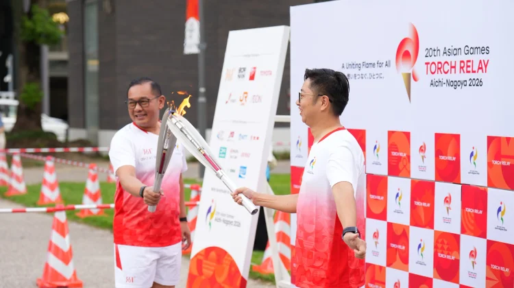 CdM Tim Indonesia Todotua Pasaribu Bawa Obor Asian Games di Nagoya