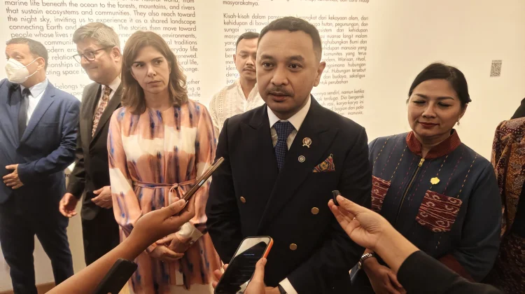 Wamenbud Apresiasi Karya Fotografi Indonesia di Pameran 'Constelaciones Vivas'