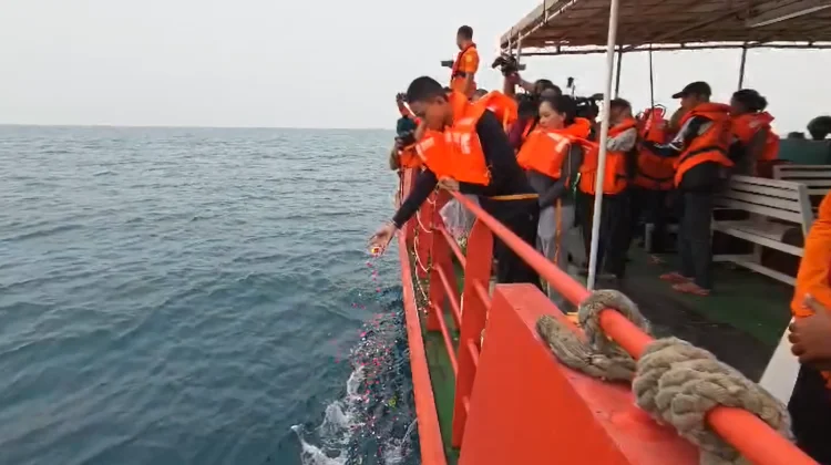 Keluarga Jurnalis iNews Tabur Bunga di Lokasi Hilangnya Speed Boat Arupadatu