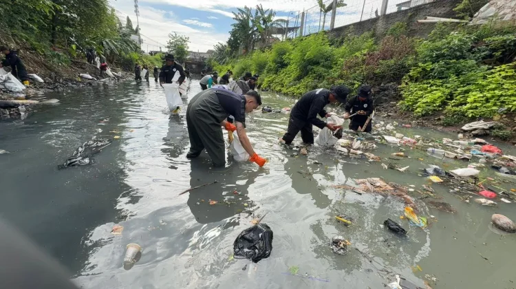 Dilanda Krisis, Warga Tangerang Terpaksa Konsumsi Air Keruh Berbau