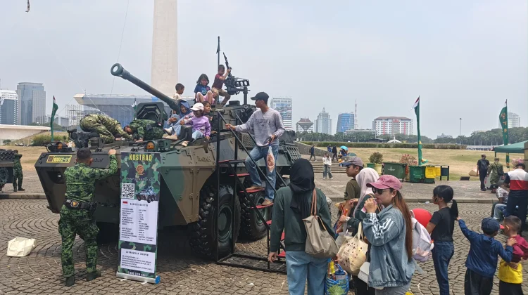 Panas Terik Tak Surutkan Semangat Warga Nikmati TNI Fair 2026 di Monas