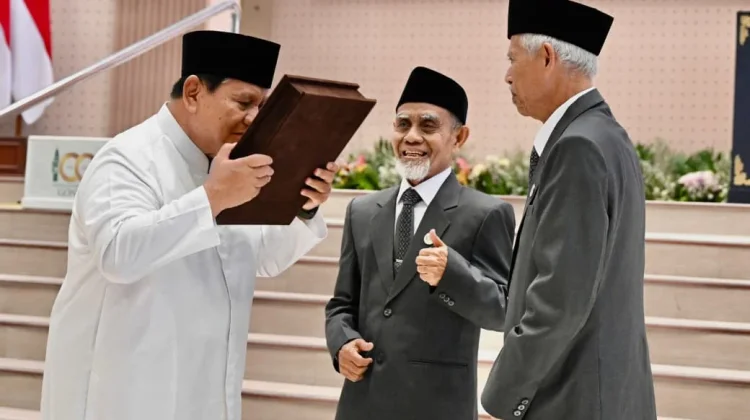 Presiden Prabowo Terima Mushaf Al-Qur’an Gontor