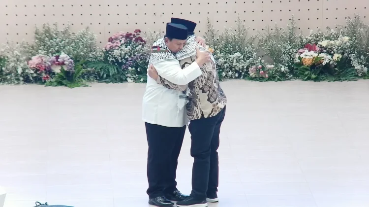 Momen Haru Presiden Prabowo Peluk Dubes Palestina di Hadapan Ribuan Santri Gontor