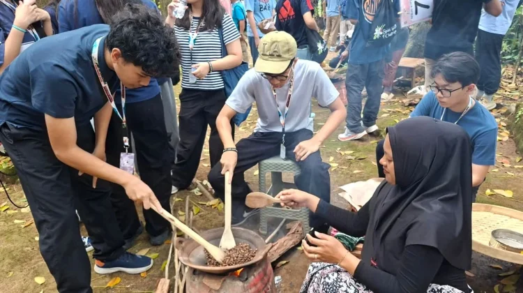 Dari Asap Tungku Kopi Gombengsari, Siswa PENABUR Belajar Arti Pantang Menyerah