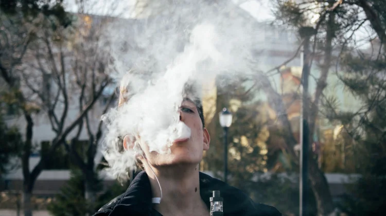 Kenali Dampak Buruk Rokok Elektrik yang Perlu Diwaspadai
