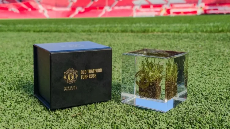 Manchester United Jual Potongan Rumput Old Trafford