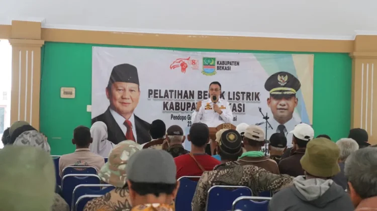 Ratusan Tukang Becak di Bekasi Terima Becak Listrik dari Presiden Prabowo
