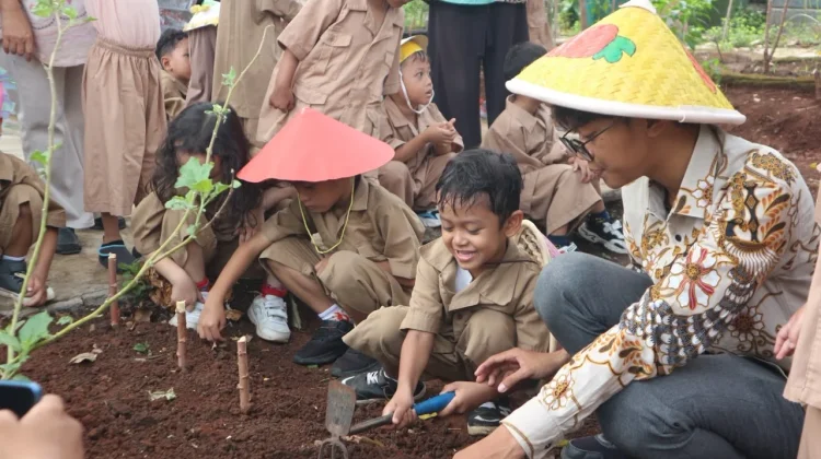 Peringati Hari Tani Nasional, Siswa TK di Depok Belajar Menanam Pangan sejak Dini
