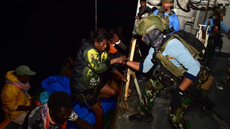 Misi Kemanusiaan KRI dr. Wahidin, 11 Warga PNG Diselamatkan di Laut Pasifik