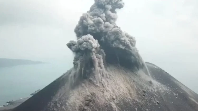 Hilangnya Aki Alat Pemantau Anak Krakatau Berisiko Perlambat Informasi Bencana