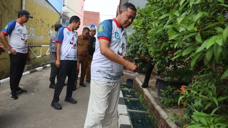 Budidaya Ikan di Saluran Air, Warga Perumahan di Bekasi Dipuji Wali Kota