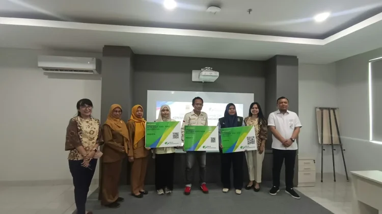 Ratusan Pekerja Sosial di Bekasi Terima Kartu Kepesertaan BPJS Ketenagakerjaan