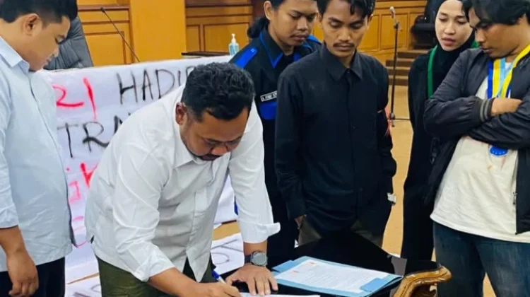 Mahasiswa Bawean Desak Pemkab Gresik Segera Bangun Dermaga Plengsengan