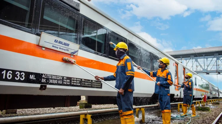 Netizen Jepang Puji Kebersihan KRL dan Kinerja Petugas KAI Services