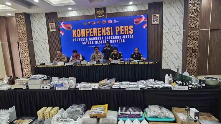 Polisi dan Bea Cukai Bongkar Tiga Pabrik Rumahan Etomidate