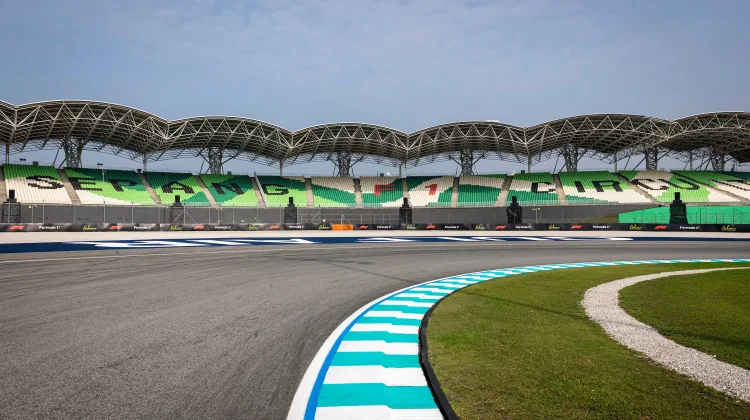 Formula 1 Sepang Hadirkan Tantangan Degradasi Ban dan Hujan