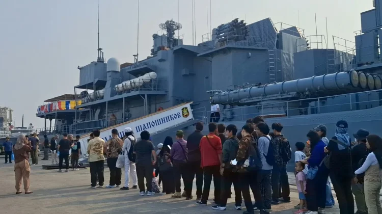 Melihat dari Dekat Kapal Perang Rusia, Warga Antusias Soal Teknologi Torpedo