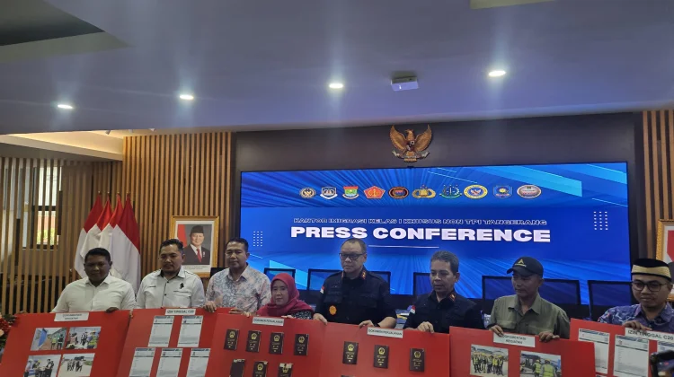Buruh Kasar Bergaji Rp1,2 Juta/Hari, 13 WNA Tiongkok Terjaring Imigrasi