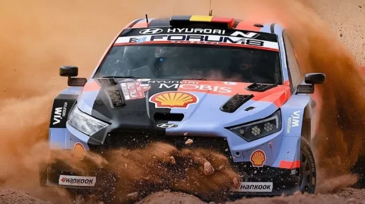 Reli Sardinia Memanas, Neuville Bertengger di Posisi Teratas