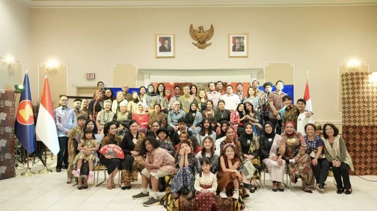 Catwalk Batik KBRI Ottawa Tuai Decak Kagum Ratusan Undangan