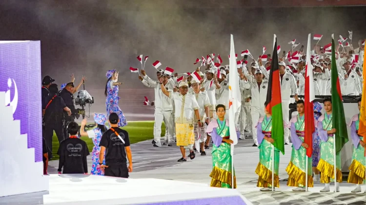 Pesona Tim Indonesia, Meydiana Laviola saat Penutupan Asian Games 2026