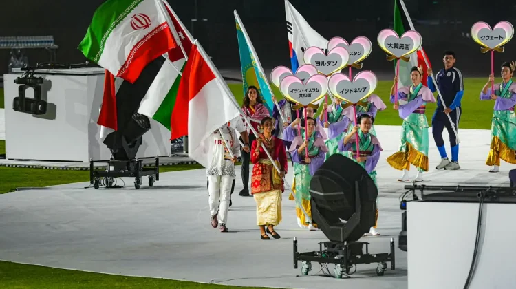 Pesona Tim Indonesia, Meydiana Laviola saat Penutupan Asian Games 2026