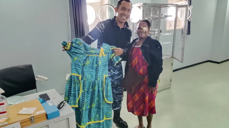 Warga Vanuatu Hadiahkan Daster Khas kepada Tim Medis Port Visit 2026