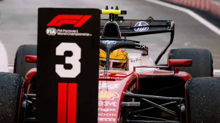 Akui Salah Strategi, Hamilton Bangkit dan Amankan Podium Ketiga di Sepang