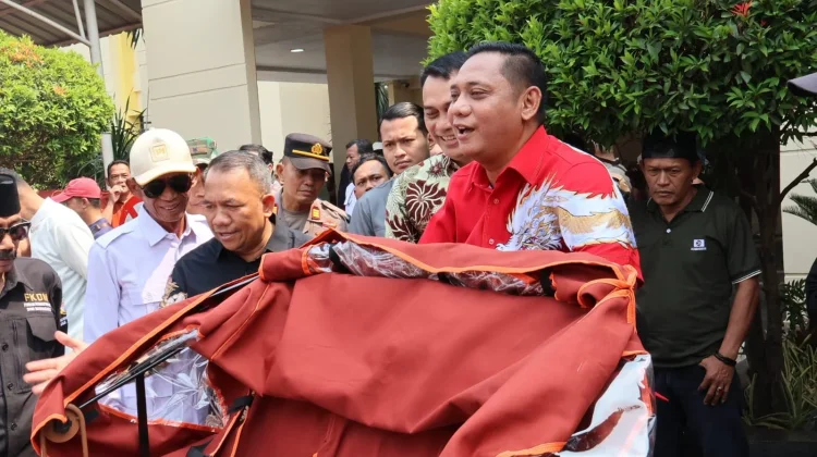 Serahkan Becak Listrik Presiden, Plt Bupati Bekasi Pesan Becak Jangan Dijual