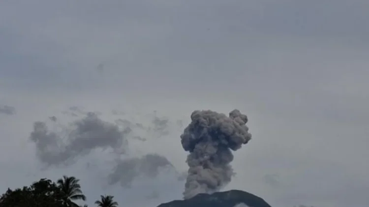 Gunung Ibu Erupsi, Kolom Abu 500 Meter dan Lava Pijar Terlontar 800 Meter