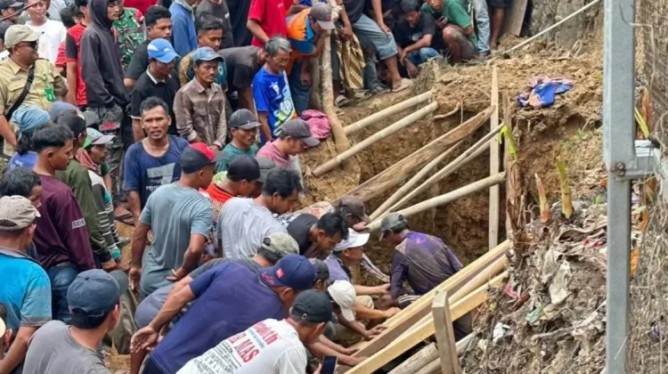 BNPB Ungkap Detik-detik Dua Pekerja Tertimbun Longsor di Pekalongan