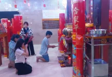 Menjelang Imlek, Klenteng Hok Lay Kiong Ramai Kunjungan