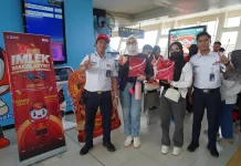 Semarak Imlek, LRT Jabodebek Bagikan Souvenir Gratis