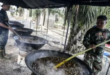 TNI Masak 2.500 Makanan untuk Bukber Huntara di Aceh Tamiang
