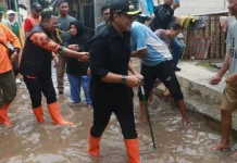 Bupati Mohammad Haris Tinjau Banjir di Kraksaan, Siapkan Evaluasi Total