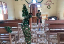 Gotong Royong TNI dan Warga Bersihkan Tempat Ibadah Pascabencana