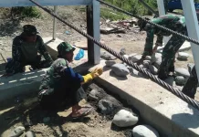 TNI Bersama Warga Bangun Jembatan Gantung di Aceh Tenggara
