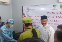 Mensos Salurkan Bansos Atensi untuk Ratusan Warga Bekasi