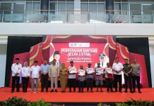 Presiden Serahkan Becak Listrik kepada Tukang Becak Lansia di Kediri