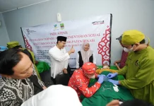 Kemensos Gelar Operasi Katarak Gratis di Bekasi Jabar