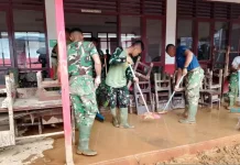 Personel TNI Bersihkan Dua Sekolah Terdampak Banjir di Tapteng Sumut