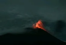 Gunung Ili Lewotolok Erupsi, Lontarkan Material Pijar hingga 300 Meter