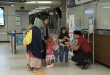 LRT Jabodebek Bagikan 3.150 Paket Takjil di 14 Stasiun saat Ramadan