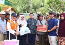 Baznas Agam Salurkan Sembako untuk 358 KK Penyintas di Huntara