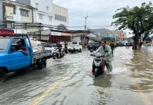 Warga Pilih Dorong Motor Terobos Banjir Jalan Hasyim Ashari