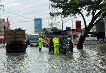 Polisi Atur Lalin di Jalur Hasyim Ashari Tangerang akibat Banjir