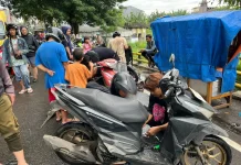 Warga Bantu Perbaiki Motor Mogok usai Lintasi Banjir di Ciledug