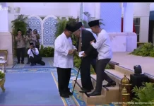 Sikap Hormat, Presiden Bantu Ulama Turun Tangga usai Ceramah