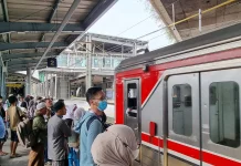 Hari Pertama WFA, Penumpang KRL Turun hingga 29 Persen